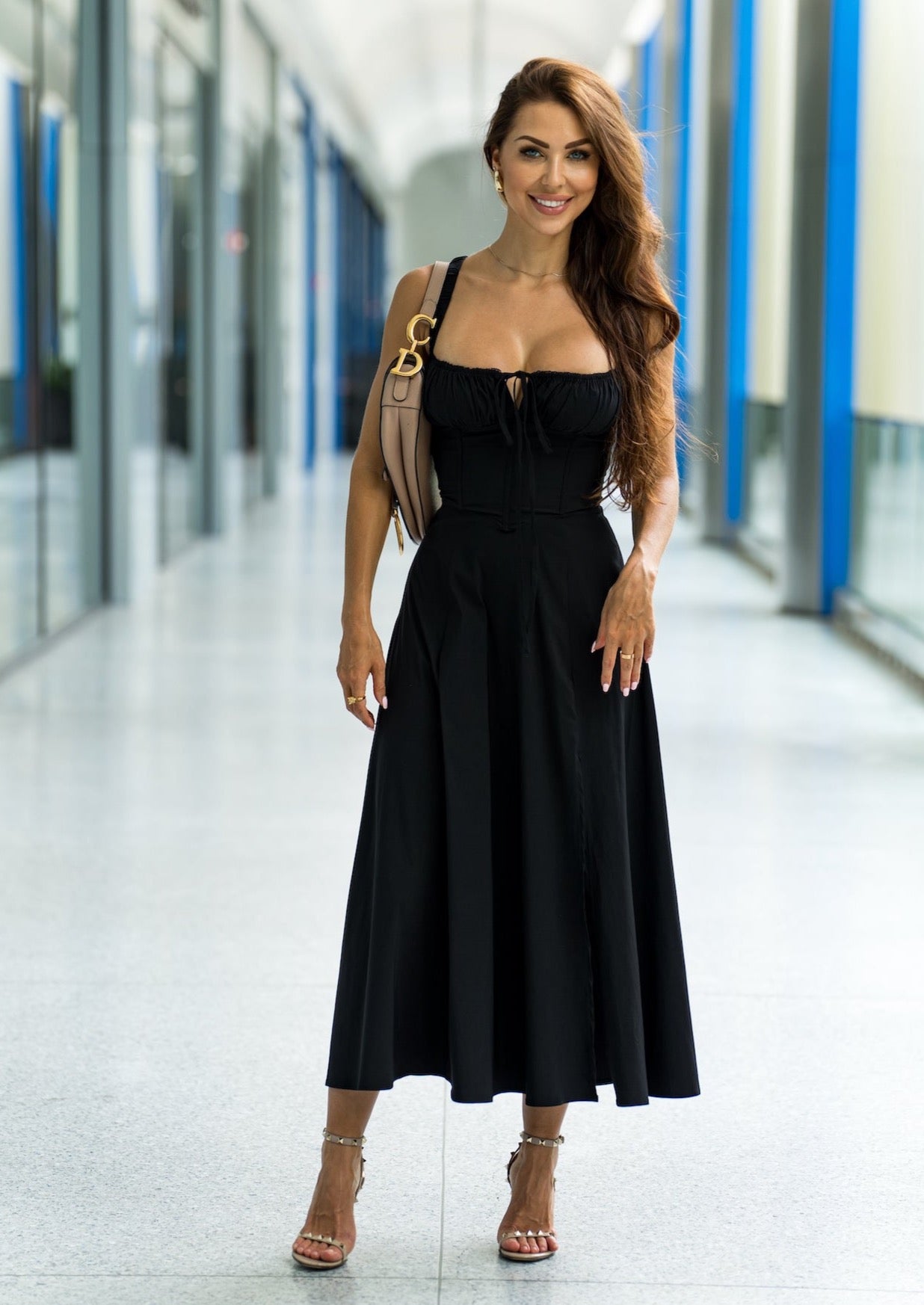Black bustier dress with a romantic fit, perfect for spring brunches or Easter.