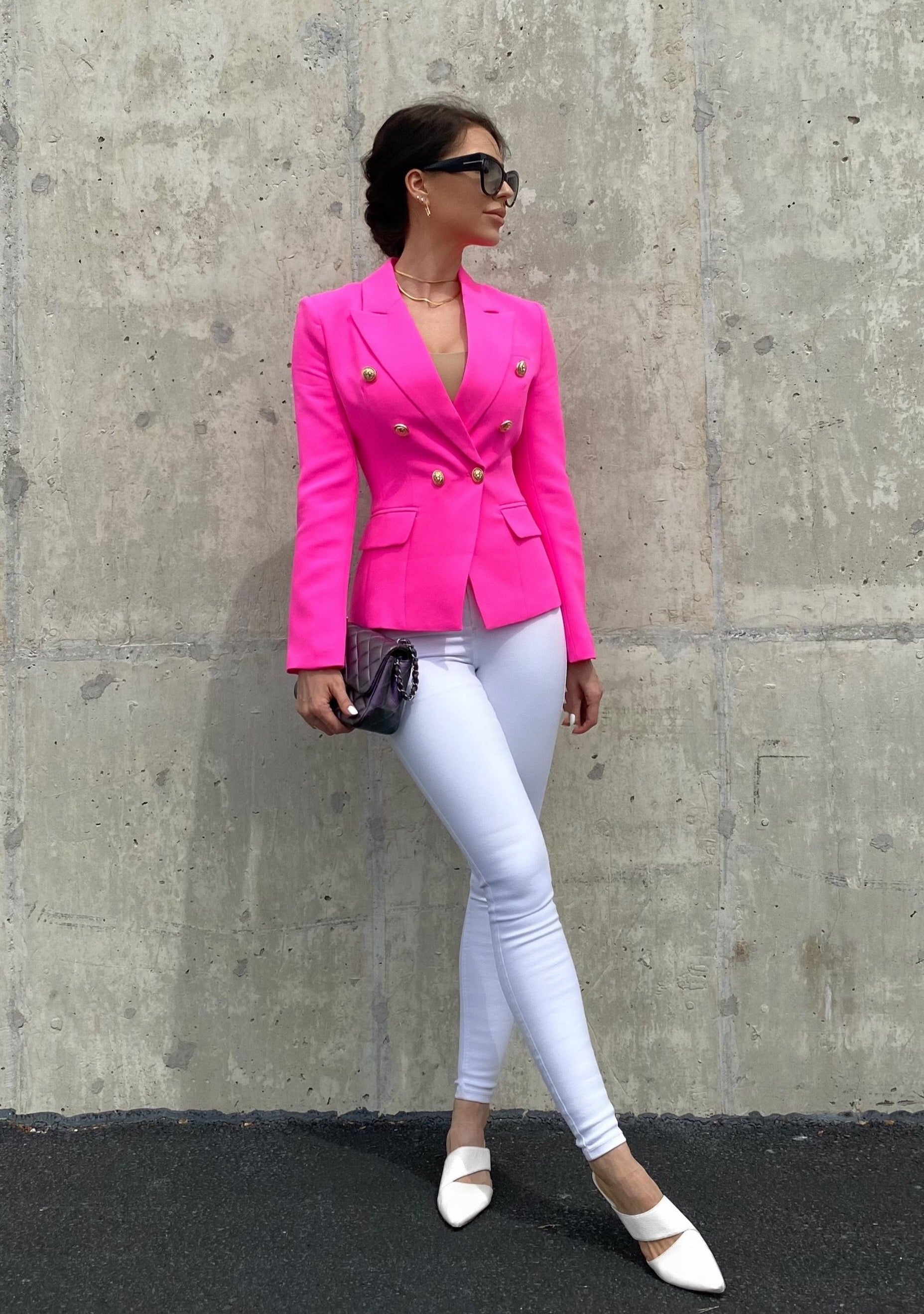 Luxury pink blazer with gold details Statement-making pink double-breasted blazer with a touch of gold luxury.